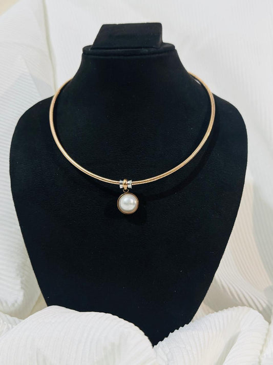 Choker-Style Necklace With a Pendant